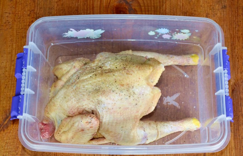 1. Этап. Курица на мангале целиком: Выложите в контейнер для маринования. Посолите и поперчите по вкусу.