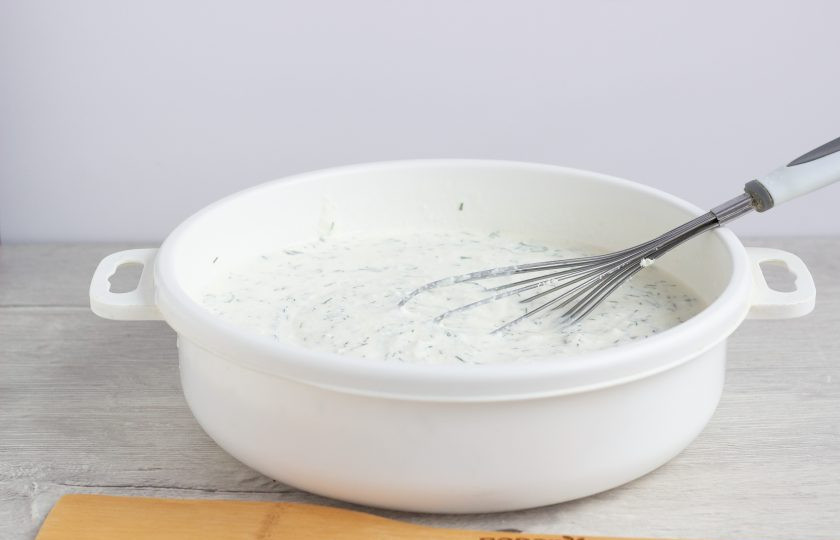 1. Этап. Ленивые хачапури с творогом: Затем добавляем творог, рубленную зелень и 0,5 ч. л. соли.