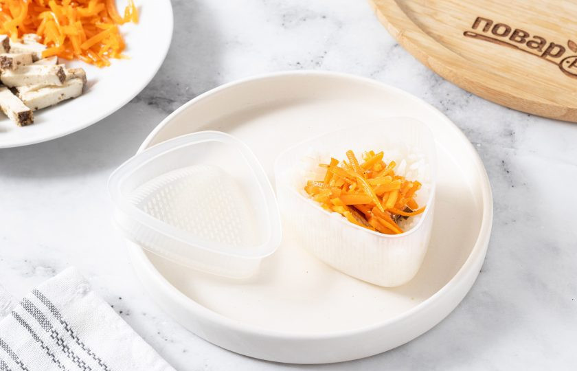 1. Этап. Онигири с корейской морковью: Затем добавьте копченый тофу и морковь по-корейски.