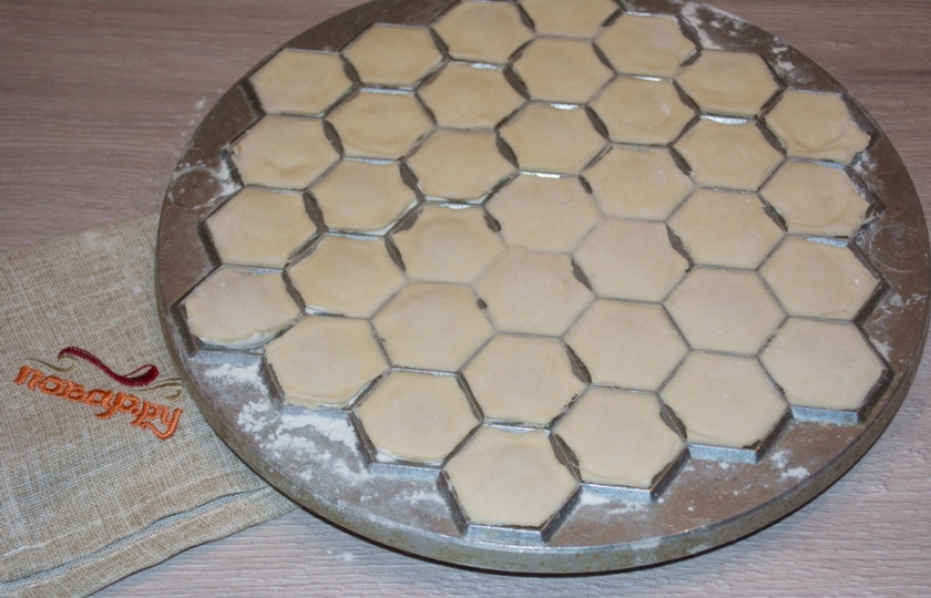 1. Этап. Пельмени из рисовой муки: Снова раскатайте кусочек теста. Накройте им фарш. Слегка припудрите тесто рисовой мукой и прокатайте скалкой. Пельмени прорежутся. Останется только их стряхнуть с пельменницы.