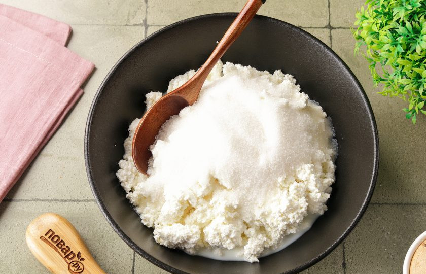 1. Этап. Десерт с желатином и творогом: Творог протрите через сито или измельчите блендером до однородного состояния. В глубокой миске соедините творожную массу, молоко и сахар. Если у вас есть сладкоежки, то количество сахара можно увеличить.