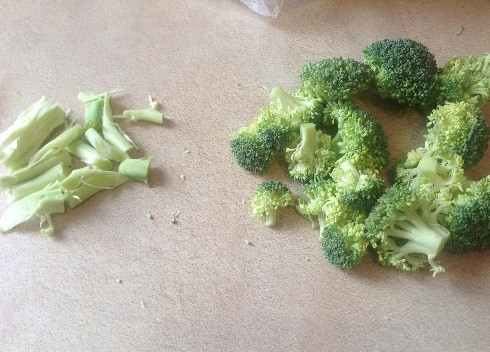 1. Этап. Мясные кексы с брокколи: 4. Брокколи разрезаем на небольшие соцветия.