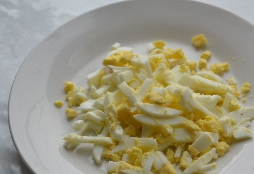 1. Этап. Гранатовый браслет салат без свеклы: Очистим и нарежем сваренные вкрутую яйца.