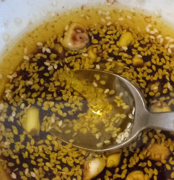 1. Этап. Баклажаны в соевом соусе и кунжуте: Тем временем, в небольшой ёмкости сделать заправку, смешав соевый соус, 1/4 чайной ложки соли, саке, сахар, уксус,3 столовых ложки кунжутного масла. Перемешать.