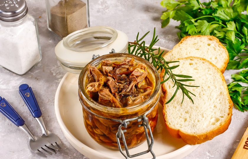 1. Этап. Рийет из утки: Подавайте рийет из утки охлажденным вместе с несладкой выпечкой, гарниром из круп, макарон или с картофельным пюре.