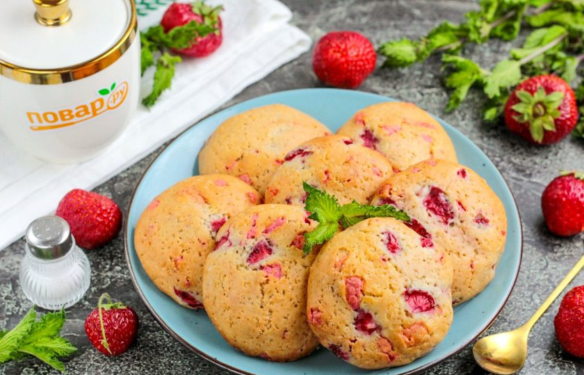 1. Этап. Печенье с клубникой и шоколадом: Остудите или подайте к столу горячим с различными напитками: чаем, молоком, кофе и т.д. Приятного вам аппетита!