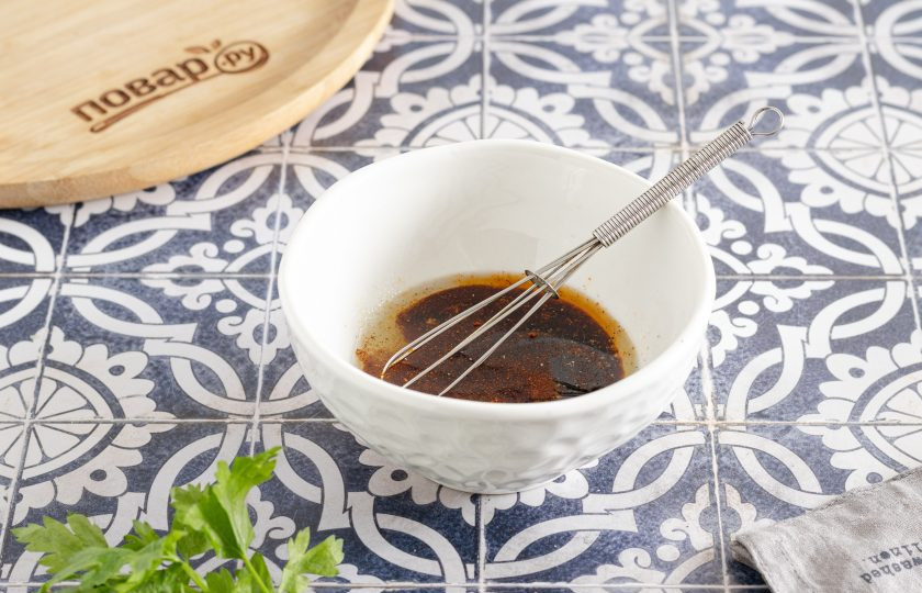 1. Этап. Заправка для корейской моркови: Перелейте масло в миску, добавьте все специи и соевый соус. Все перемешайте.