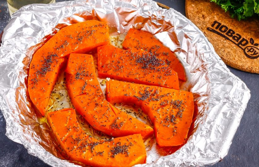 1. Этап. Запеченная тыква в духовке кусочками: Запеките овощную нарезку в течение 20 минут до мягкости. Она будет готова, когда будет держать свою форму, но при этом будет мягкой.