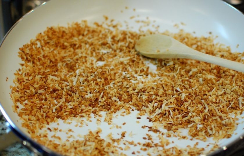 1. Этап. Пирог с ирисками и кокосом: 4. Тем временем обжарьте кокосовую стружку на сухой сковороде до образования золотистого цвета.