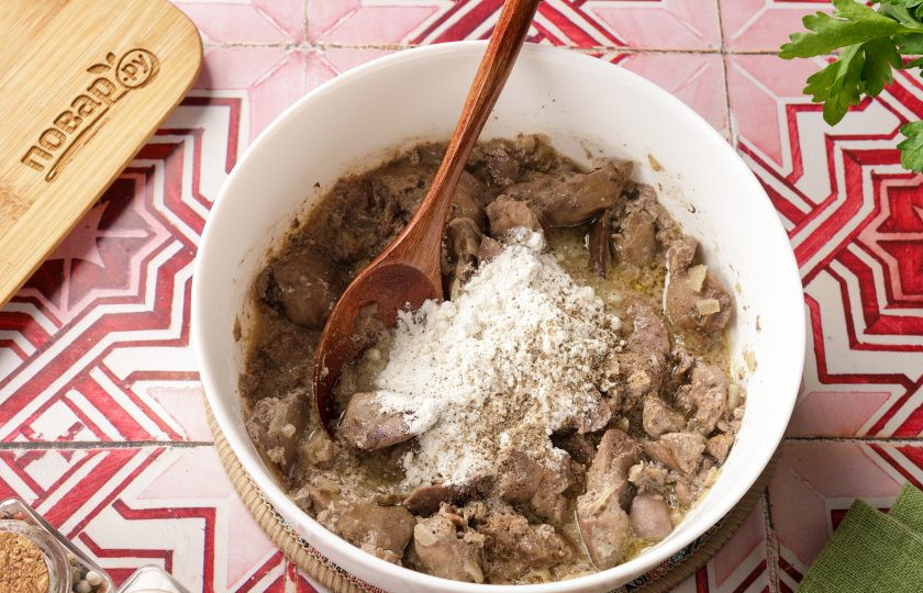 1. Этап. Печень в микроволновке: Затем добавьте муку, соль и молотый перец. Перемешайте и готовьте ещё 2 минуты.