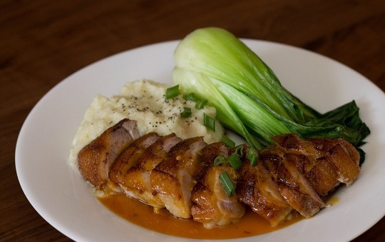 1. Этап. Cоус для утиной грудки апельсиновый: 6. Готовый уваренный соус для утиной грудки апельсиновый в домашних условиях процедите через сито. Вот и все, аппетитное блюдо готово! Осталось только дополнить гарниром или овощами. Приятного аппетита.