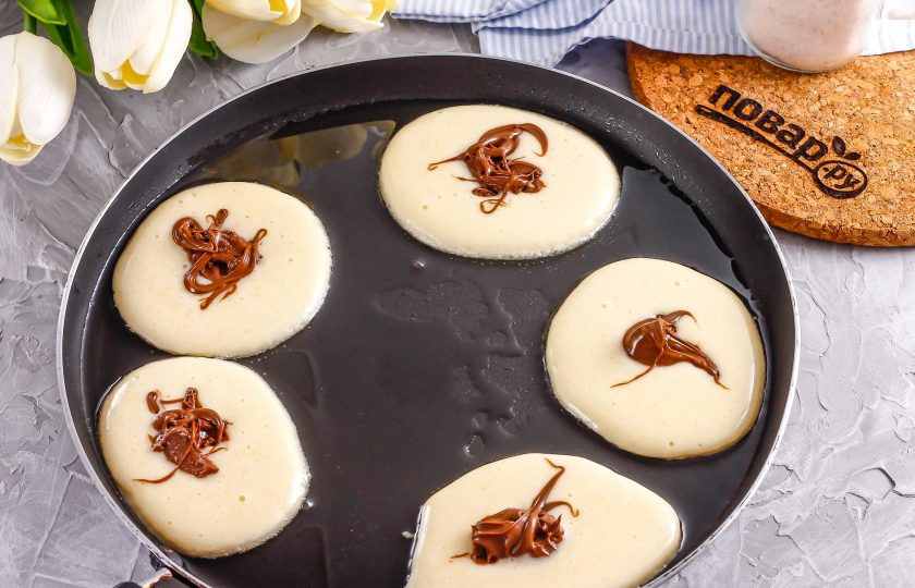 1. Этап. Оладьи с нутеллой: В каждую заготовку выложите немного нутеллы. Не нужно ее заполнять полностью!