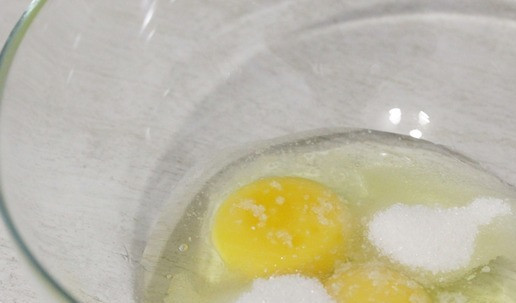 1. Этап. Творожные вафли: В миску вбить яйца, всыпать соль и сахар.