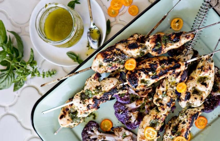 1. Этап. Мариновка шашлыка из курицы: 4. Распределите мясо на шампурах и обжаривайте на гриле до румяной корочки. Подавайте шашлыки сразу.