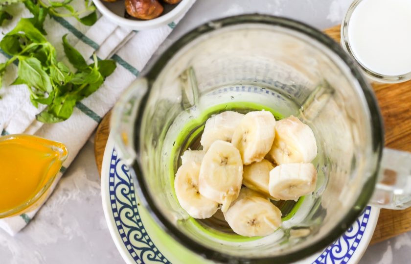 1. Этап. Смузи с молоком: Очистите банан от кожуры, нарежьте шайбочками небольшой толщины, чтобы кусочки фрукта быстрее измельчились в жидкости. Высыпьте банановую нарезку в емкость блендера или в глубокую емкость, если вы собираетесь измельчать все погружным блендером.