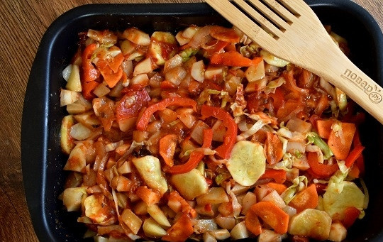 1. Этап. Овощное рагу в лаваше: Посолите и поперчите по вкусу, добавьте томатный соус, перемешайте. Запекайте в разогретой духовке в течение 30-40 минут до готовности картофеля. За это время перемешайте 2 раза.