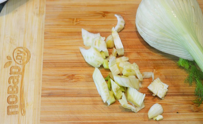 1. Этап. Гаспачо с редисом и фенхелем: Фенхель нарежьте соломкой.