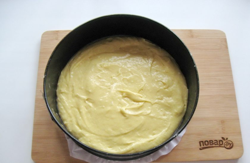 1. Этап. Торт Метелица: Приготовленное тесто выложите в форму, смазанную маслом или застелите пекарскую бумагу на дно формы.