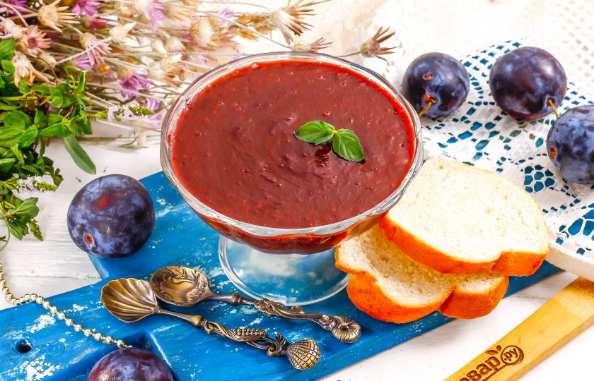 1. Этап. Нутелла из сливы: Перелейте нутеллу из слив в креманку или пиалу и поместите в холодильник минимум на 30 минут. При остывании мусс еще больше загустеет, станет как джем.