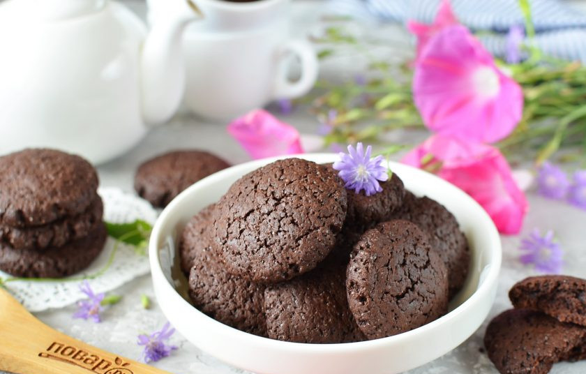 1. Этап. Мягкое шоколадное печенье: Готовое печенье храните в плотно закрытой коробочке.