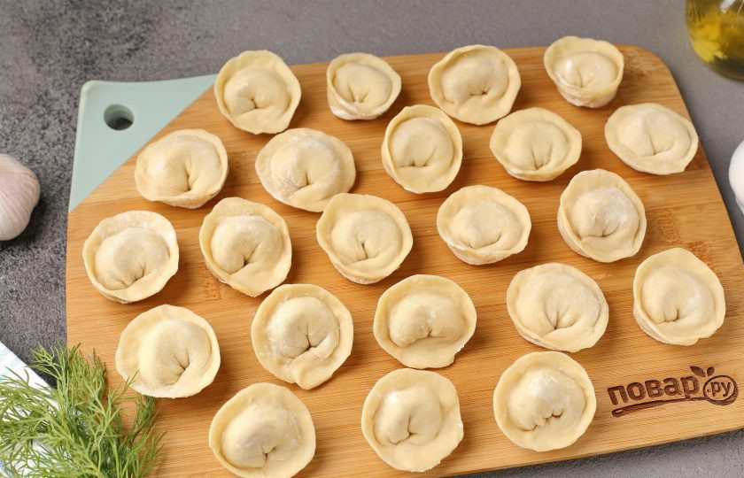 1. Этап. Сибирские пельмени с чесноком: Вот такие пельмешки у меня получились. Переложите их на доску или поднос и уберите в морозильную камеру. После того как пельмени будут заморожены, их можно будет убрать в пакетик для пищевых продуктов.