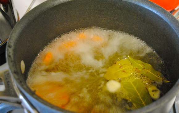 1. Этап. Кролик в горчичном соусе: В кастрюльку наливаем вино, добавляем нарезанную кружочками морковь, измельченный чеснок, сахар, лавровый лист и тимьян, доводим до кипения.