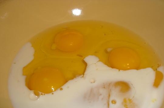 1. Этап. Хек жареный: Сделайте кляр. Взбейте в миске молоко с яйцами.