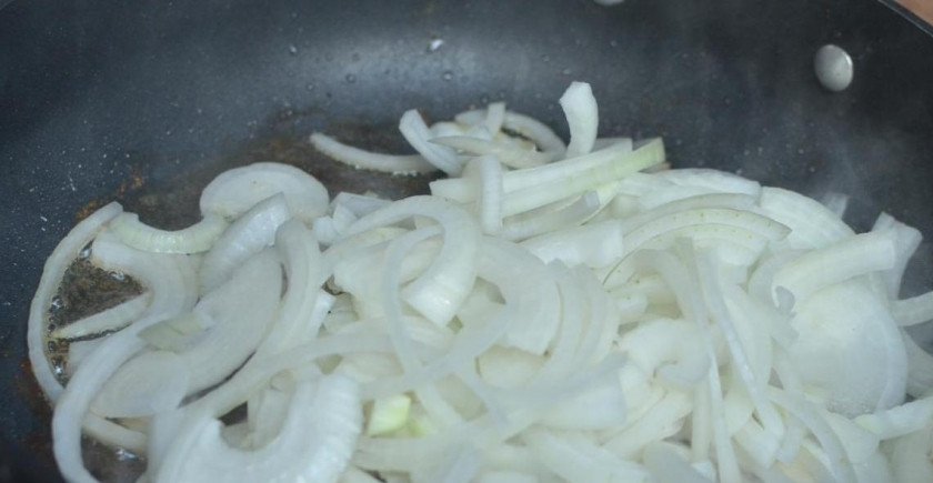 1. Этап. Свиные ребрышки запеченные с луком: Готовые ребрышки переложить в кастрюльку, а лук обжарить на сковородке, где жарились ребрышки.