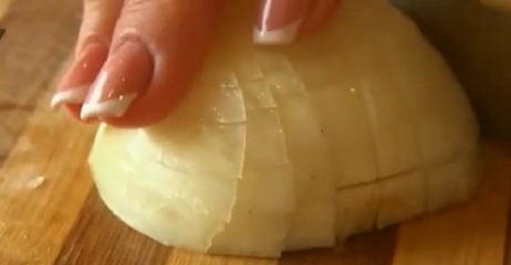 1. Этап. Салат Лисичка: 1. Рецепт приготовления салата Лисичка следует начать с подготовки овощей. Картофель и морковь вымыть, поставить варить. Яйца также залить холодной водой и отправить вариться. Тем временем можно очистить и нарезать мелким кубиком луковицу.