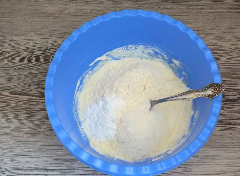 1. Этап. Кокосовое печенье с творогом: Добавьте муку, разрыхлитель, кокосовую стружку.