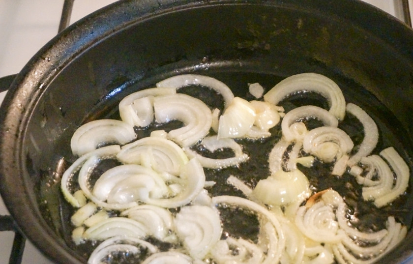 1. Этап. Быстрый мясной пирог: 2. Разогрейте на сковороде немного растительного масла. Очистите и нарежьте кубиками или полукольцами лук. Обжарьте на среднем огне до прозрачности.