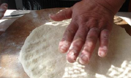 1. Этап. Хачапури с творогом: 4. Тесто разделить на 4 части. Размять лепешки и положить сверху начинку. Начинку закрыть тестом и аккуратно размять руками. В этом случае начинка равномерно распределится внутри лепешки.