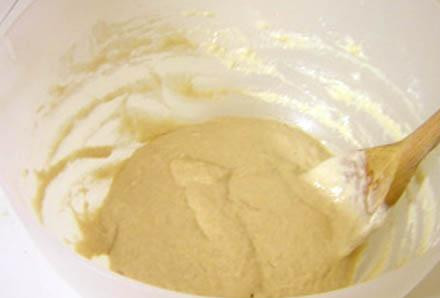 1. Этап. Сэндвич со свининой: Замешиваем дрожжи с 1.5 стакана муки до однородной массы.