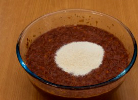 1. Этап. Лепешки из печени: 3. Теперь всыпаем нужное количество манки. Всё так же перемешиваем.