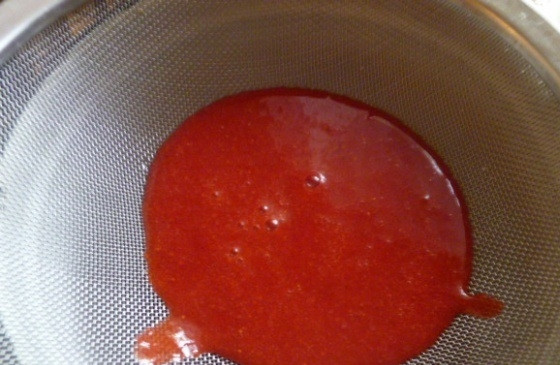 1. Этап. Печенье желейное: 9. Готовое клубничное пюре смешиваю с водой, а затем перетираю через сито. Всыпаю к нему оставшийся сахар, перемешиваю.