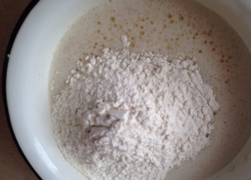 1. Этап. Тесто для сладких пирожков: И добавляем муку. Муки может понадобиться чуть больше, или чуть меньше, все зависит от качества муки, поэтому насыпайте смело 3.5 стакана, а затем добавите остальное.