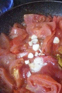 1. Этап. Яичница Самая вкусная в мире: Открыть крышку. В сковородку добавить чеснок, зиру, соль, перец, томатную пасту. Влить немного воды (1/4 стакана).