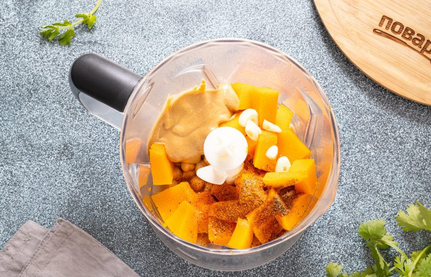 1. Этап. Тыквенный хумус: В блендере измельчите нут, тыкву, кунжутную пасту тахини и чеснок вместе с оливковым маслом, лимонным соком, всеми специями и солью до однородной консистенции.