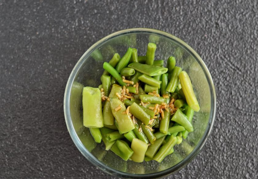 1. Этап. Салат из горошка и фасоли: Добавьте в миску фасоль и заправьте салат.