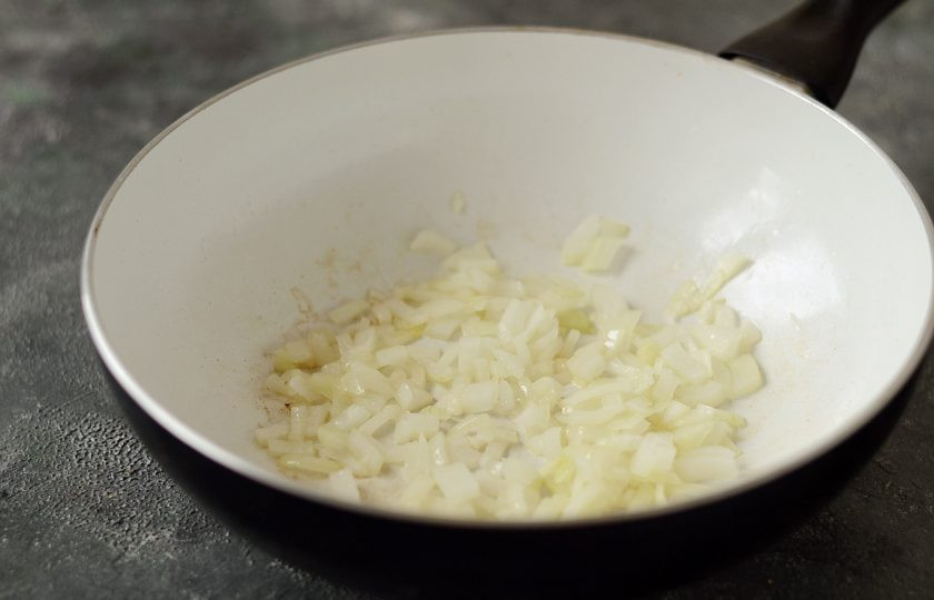 1. Этап. Борщ из савойской капусты: Репчатый лук мелко порубите, обжарьте в сковороде с маслом до прозрачности.