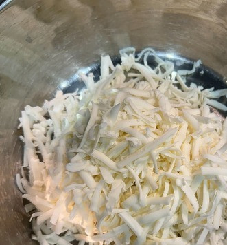 1. Этап. Вафли Сырный восторг: Натереть сыр на крупной терке. Переложить в глубокую емкость