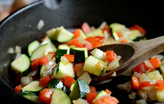 1. Этап. Фриттата с овощами и сыром: 3. Затем в сковороде на разогретом масле обжарьте до мягкости лук, перец и цукини.