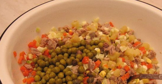 1. Этап. Салат Оливье с индейкой: К нарезанным ингредиентам добавьте горошек и каперсы без жидкости.