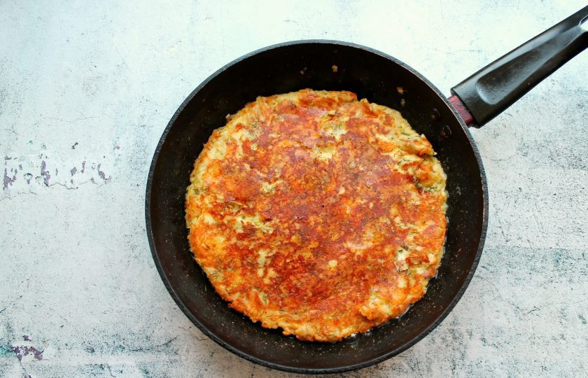 1. Этап. Хачапури ленивые с сыром и зеленью: Накройте сковороду крышкой и готовьте хачапури на среднем огне в течение 3-5 минут. Нижний слой должен хорошо зарумяниться. Переверните хачапури и жарьте еще 3-5 минут без крышки. Готовый ленивый хачапури переложите на тарелку, разрежьте и подавайте к столу.