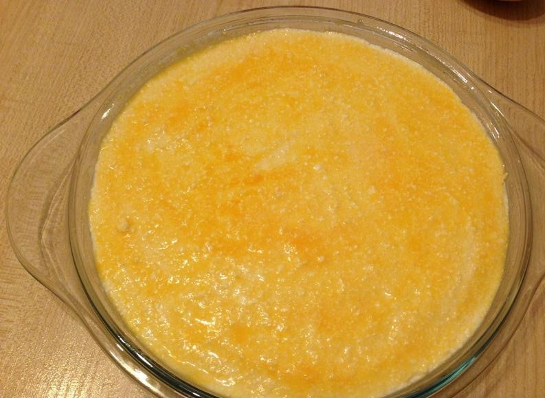 1. Этап. Запеканка из творога и манки: 6. Смажьте массу яичным желтком, чтобы при выпекании получилась красивая корочка.