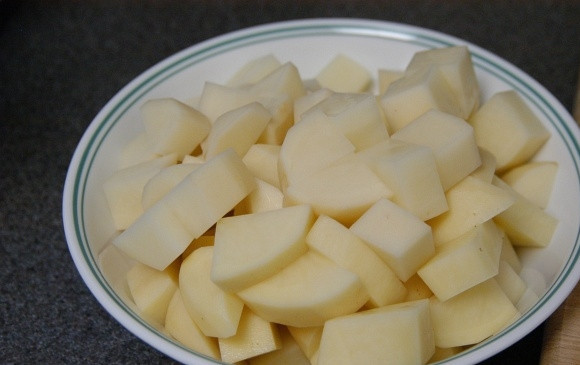 1. Этап. Английский Пастуший пирог классический: 1. Очистите картофель и нарежьте его небольшими кусочками. В кастрюлю налейте воду и отправьте ее на огонь, посолите и поперчите, добавьте картошку в кипящую воду и варите 15-25 минут.