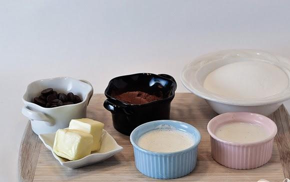 1. Этап. Пирог из крекеров и мороженого: 1. Сделать начинку. Растопить нарезанный шоколад и сливочное масло в кастрюле на слабом огне, постоянно помешивая, до полного растворения. Взбить с какао до полного растворения. Добавить сахар и хорошо перемешать. Варить на слабом огне 20 минут, помешивая, чтобы предотвратить пригорание. Добавить сливки и молоко, хорошо взбить. Варить на слабом огне в течение часа, периодически помешивая. Остудить немного.