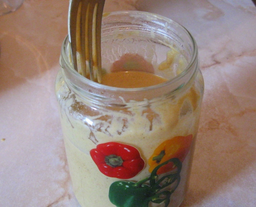 1. Этап. Горчица из горчичного порошка: Тщательно перемешайте, добавьте горячую воду (50-60 градусов) и еще раз перемешайте, чтобы не было комочков. Количество воды добавляйте на свое усмотрение: хотите горчицу погуще - добавляйте меньше.