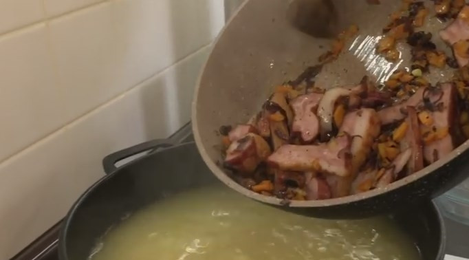 1. Этап. Очень вкусный гороховый суп с копчеными ребрышками: 7. Когда картошка сварилась, отправьте в суп зажарку из овощей и ребер. Варите еще минут 10.