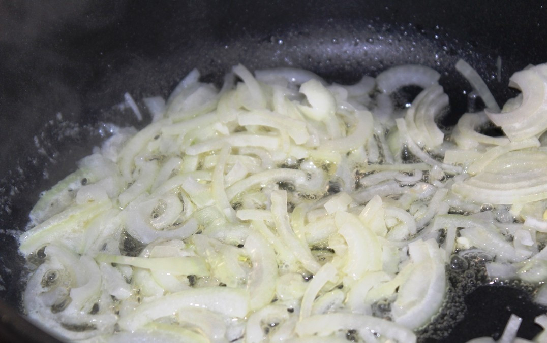 1. Stage. Chicken soup with rice and kohlrabi: Melted butter and fried onions until transparent.